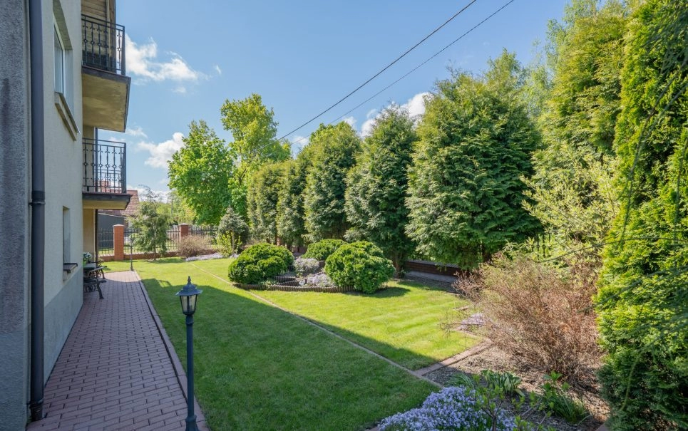 Dom wolnostojący z garażem