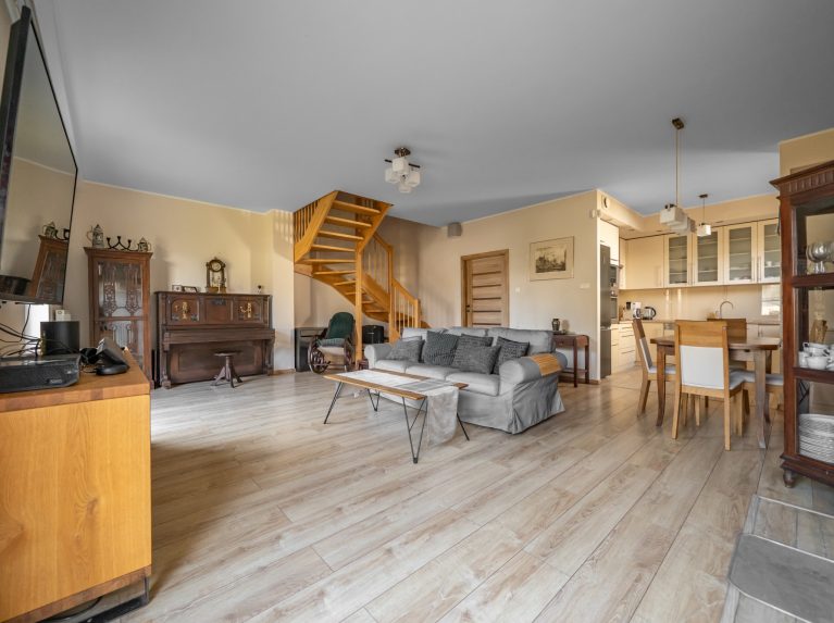 Luksusowy ,narożny dom szeregowy + 110 m2 ogrodu!