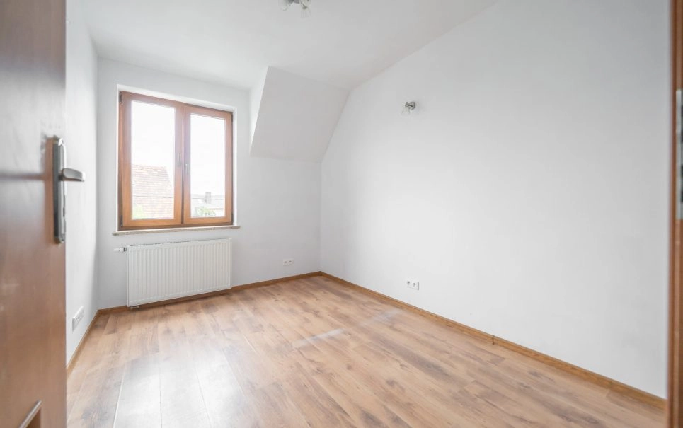 Lokal usługowy 78m i 2 mieszkania na piętrze